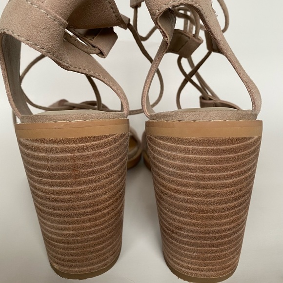 Featuring shoes - Picture 8 of 9